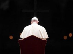 El Papa preside en Plaza San Pedro otro Vía Crucis sin fieles por el coronavirus