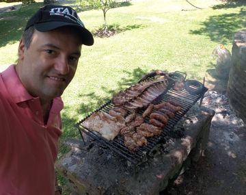 Manuel Adorni gastó en dos años casi mil millones de pesos pese a tener un salario congelado de $3.000.000