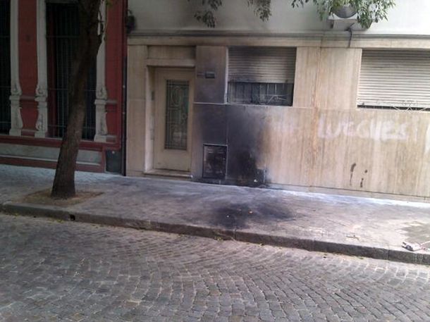 Prendieron fuego la casa del presidente de Newells en Rosario