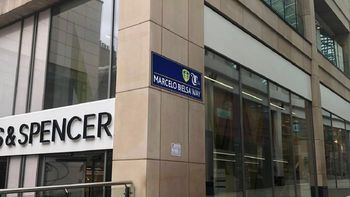 una calle de la ciudad de leeds lleva el nombre de marcelo bielsa una calle de la ciudad de leeds lleva el nombre de marcelo bielsa