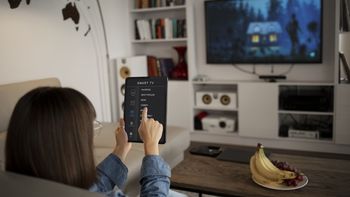 Los usuarios de Montevideo miran un promedio de tres horas y media por día de televisión. Los usuarios de Montevideo miran un promedio de tres horas y media por día de televisión.