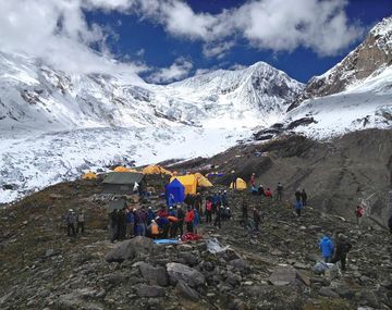 Mueren al menos nueve personas por una avalancha en Nepal