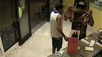 video: a punta de pistola robaron plata, vinos y cervezas de un local de comidas video: a punta de pistola robaron plata, vinos y cervezas de un local de comidas