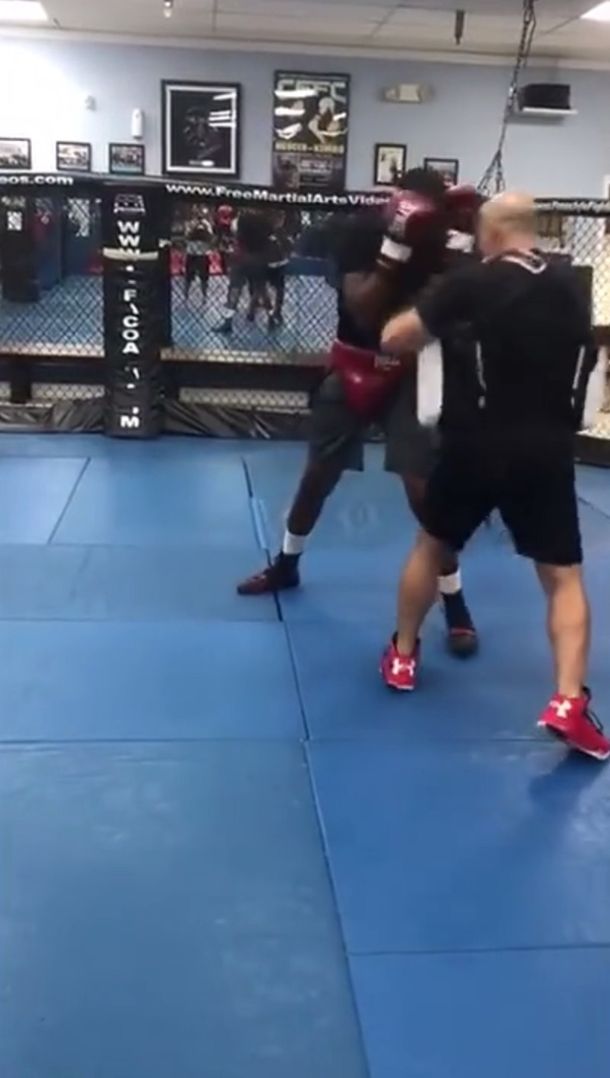 VIDEO: Un boxeador noqueó a su entrenador en plena práctica