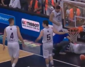 El momento en el que cedió un aro y golpeó a un jugador paraguayo