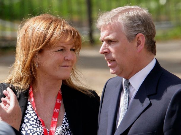 Sarah Ferguson y el ex príncipe Andrés.