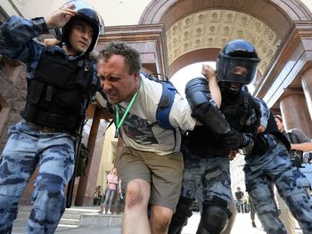Más de 600 detenidos en Moscú en una marcha opositora
