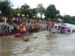 siete muertos al naufragar un ferry en un rio de tailandia siete muertos al naufragar un ferry en un rio de tailandia