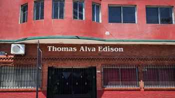 tension por el cierre de una escuela en berazategui: varios alumnos no consiguen vacante tension por el cierre de una escuela en berazategui: varios alumnos no consiguen vacante