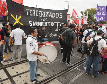 Trabajadores del Sarmiento cortaron las vías para denunciar despidos