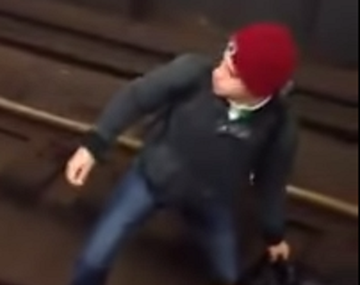 VIDEO: un hombre se tiró a las vías y sobrevivió cuando el subte le pasó por arriba