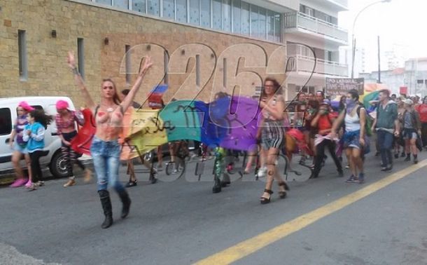 Masivo tetazo en Necochea a favor del topless