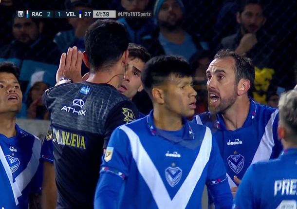 Enorme polémica en Racing - Vélez: ¿era penal de Mura sobre la hora?