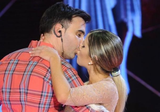 Hoppe y Laurita Fernández ya no se esconden: mirá este pasional beso en vivo
