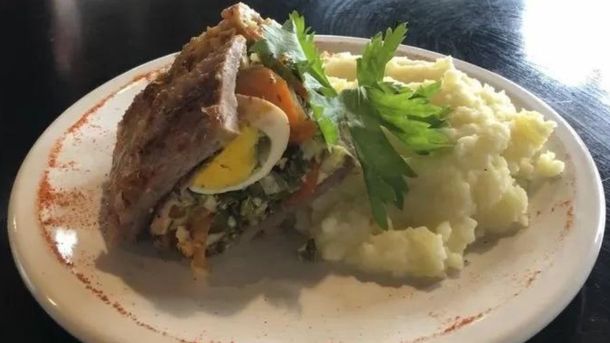 La carne con pure es una de las sensaciones de este bodegón. La carne con pure es una de las sensaciones de este bodegón.