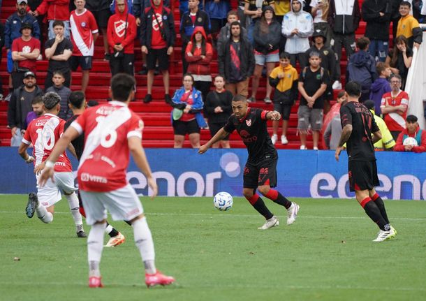 Argentinos Juniors se impuso 2-0 ante Instituto y es puntero de la Zona A
