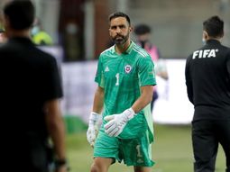 claudio bravo critico a la seleccion argentina tras la final: hay que saber perder claudio bravo critico a la seleccion argentina tras la final: hay que saber perder