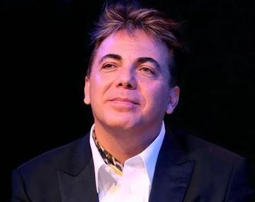 Cristian Castro se mostró junto a una mujer en el escenario y hay rumores