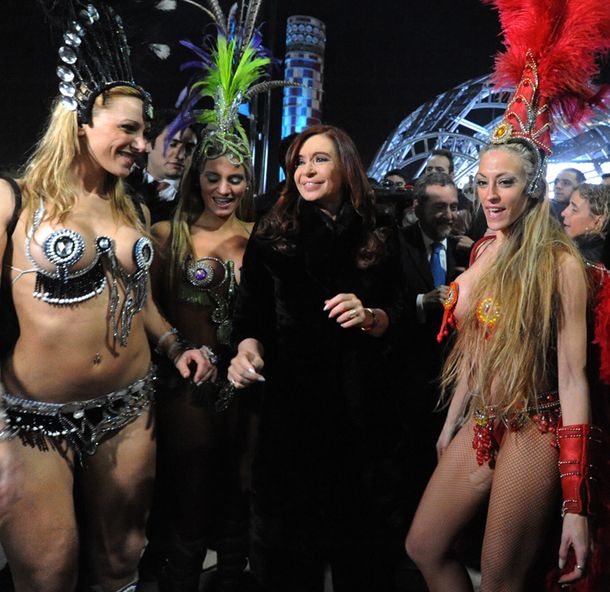 Cristina bailó con una comparsa en la apertura de la feria Tecnópolis