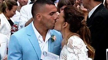 El beso de Tevez y Vanesa, marido y mujer El beso de Tevez y Vanesa, marido y mujer
