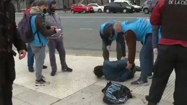 Ciudad: detienen a un hombre por golpear las puertas de acceso a Diputados en el Congreso