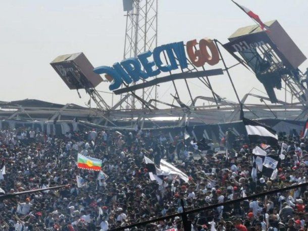 VIDEO: Colapsó el techo de una tribuna del estadio de Colo-Colo repleta de hinchas