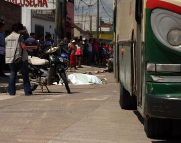 Un joven de 15 años murió aplastado por un colectivo