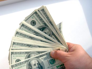 El dólar negro trepó a  $9,80 y la Bolsa marcó otro récord