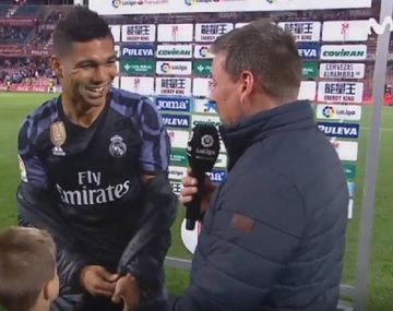 Casemiro frenó una entrevista para darle la camiseta a un nene