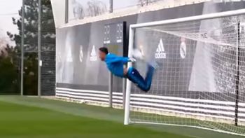 video: el arquero del real madrid hizo el escorpion video: el arquero del real madrid hizo el escorpion