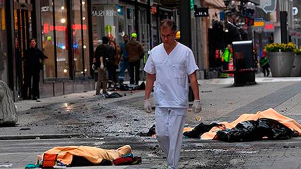 Un camión arrolló a una multitud en Estocolmo: hay al menos 3 muertos