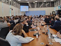 Diputada olvidó el micrófono abierto: ¿Tetaz? ¿Me va a tocar después de este salame?