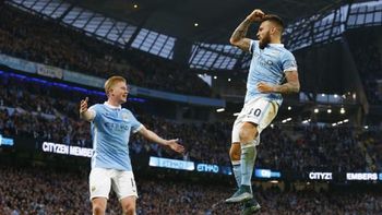 con un gol de otamendi, el city vencio al norwich y conservo la punta con un gol de otamendi, el city vencio al norwich y conservo la punta