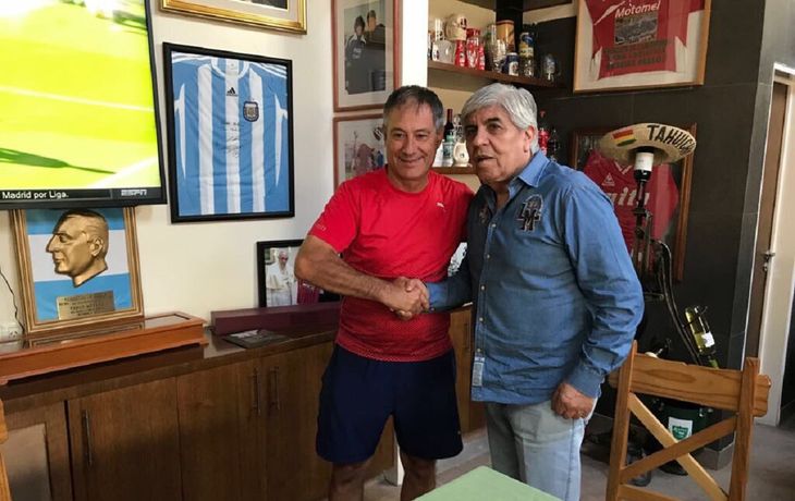 Holan firmó con Moyano el preacuerdo para seguir en Independiente - Crédito:&nbsp;@Independiente