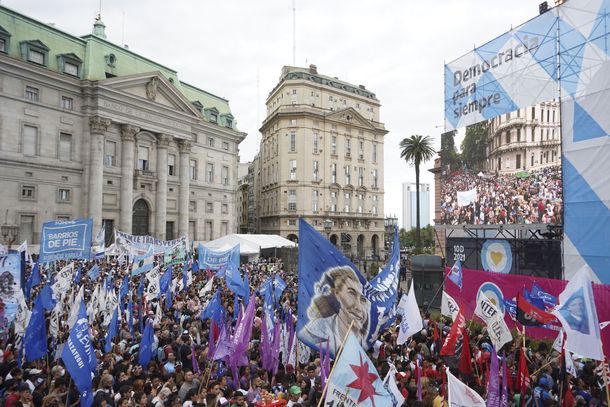 Democracia para siempre: las fotos del acto en Plaza de Mayo