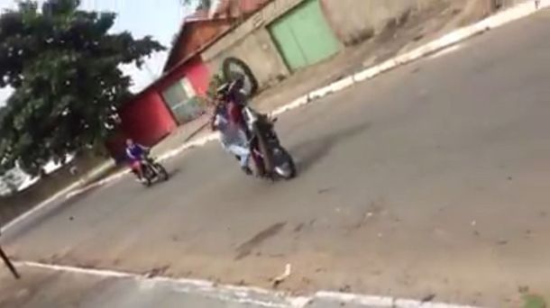 Quiso hacer una pirueta y rompió la moto