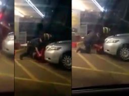 video: dos policias se abalanzan sobre un afroamericano y lo matan a tiros video: dos policias se abalanzan sobre un afroamericano y lo matan a tiros