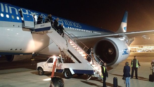 Explotó turbina de avión de Aerolíneas Argentinas (Foto de Twitter)