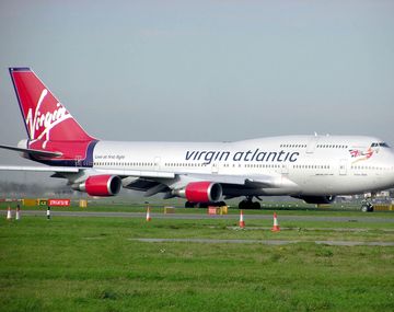 Paranoia en vuelos internacionales: un avión aterrizó de emergencia en Inglaterra