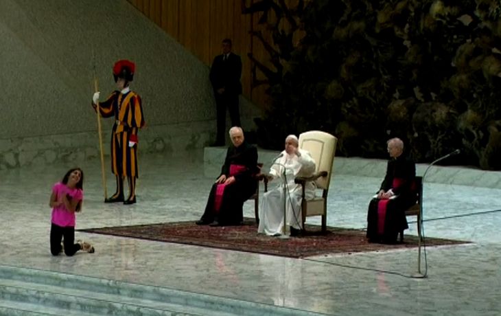 El gesto del Papa con una nena que interrumpió su audiencia de los miércoles