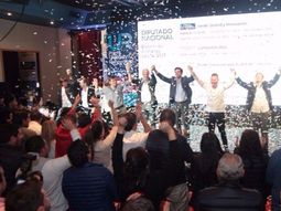 Juan Manuel Urtubey celebrando con sus candidatos Juan Manuel Urtubey celebrando con sus candidatos