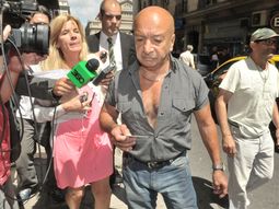 el cerrajero dijo que la puerta de servicio estaba sin trabas el cerrajero dijo que la puerta de servicio estaba sin trabas