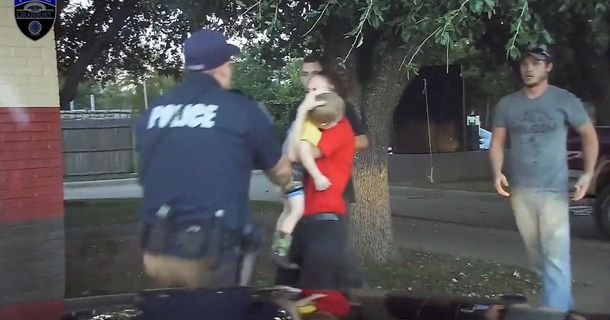 Un policía salva a un nene que no podía respirar