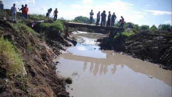 desesperada busqueda de un chico que cayo a un arroyo en medio del temporal desesperada busqueda de un chico que cayo a un arroyo en medio del temporal