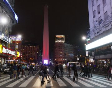 Iluminaron de rojo el Obelisco porteño para concientizar