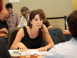 Diputada usó plata del Estado para enjuiciar a Twitter por publicar sus fotos hot