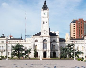 Marcha atrás con una orden para que las empleadas municipales eviten las polleras cortas