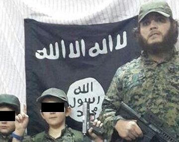 Macabro: subió fotos con su hijo de 7 años sosteniendo la cabeza de un soldado