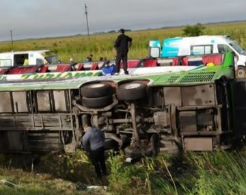 Accidente fatal en Ruta 2: volcó un micro