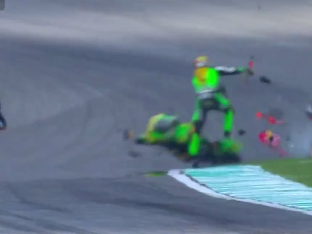 Estremecedor accidente en Moto3: dos pilotos chocaron y uno fue operado de urgencia Estremecedor accidente en Moto3: dos pilotos chocaron y uno fue operado de urgencia